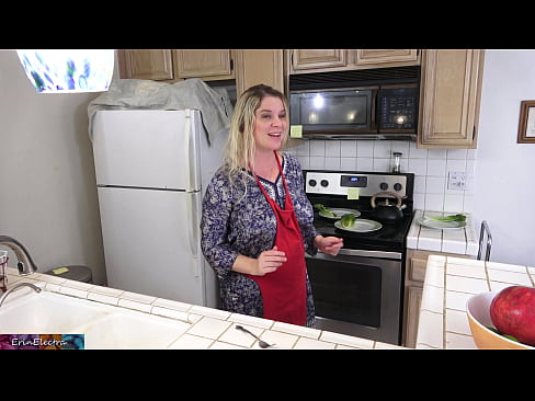 ❤️ A madrasta a ordenhá-lo na cozinha antes do seu encontro ❤ Porno vídeo em pt.tvmarket.top ❌